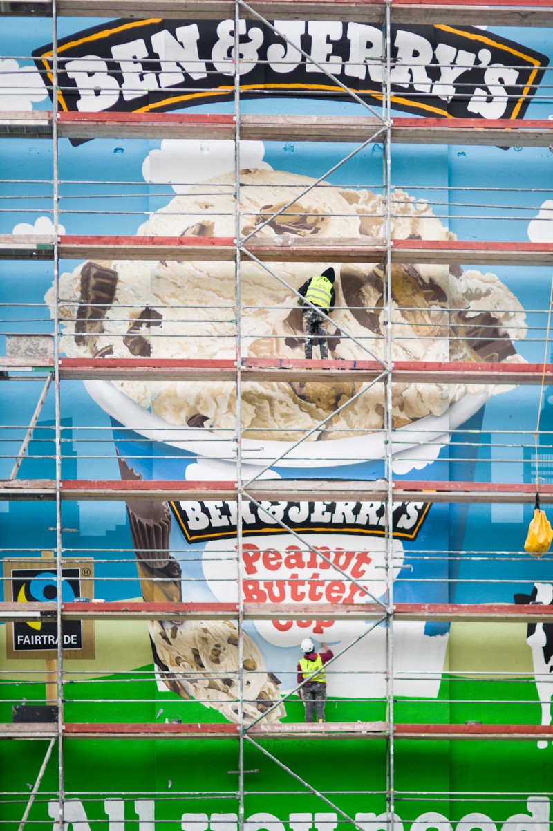 Lody Ben and Jerry Peanut butter cup namalowane na muralu obok stacji Metro Politechnika w Warszawie | Premiera Ben&Jerry - kilka murali w Polsce | Portfolio