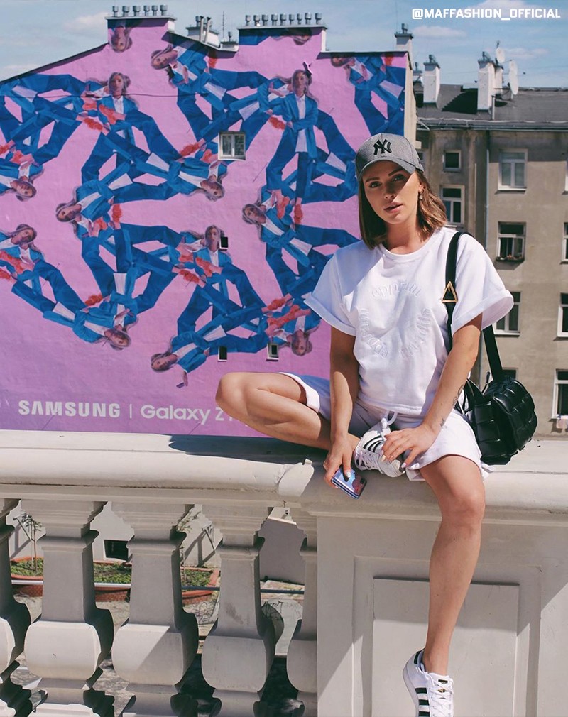 Maffashion next to the advertising mural for Samsung Polska Tamka | Samsung Galaxy Z Flip | Portfolio
