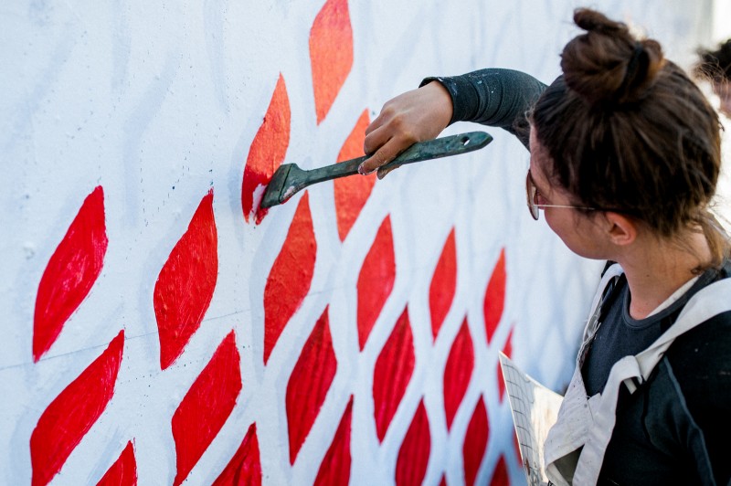 Painter painting wall painting on the city center in warsaw | Adidas Deerupt | Portfolio