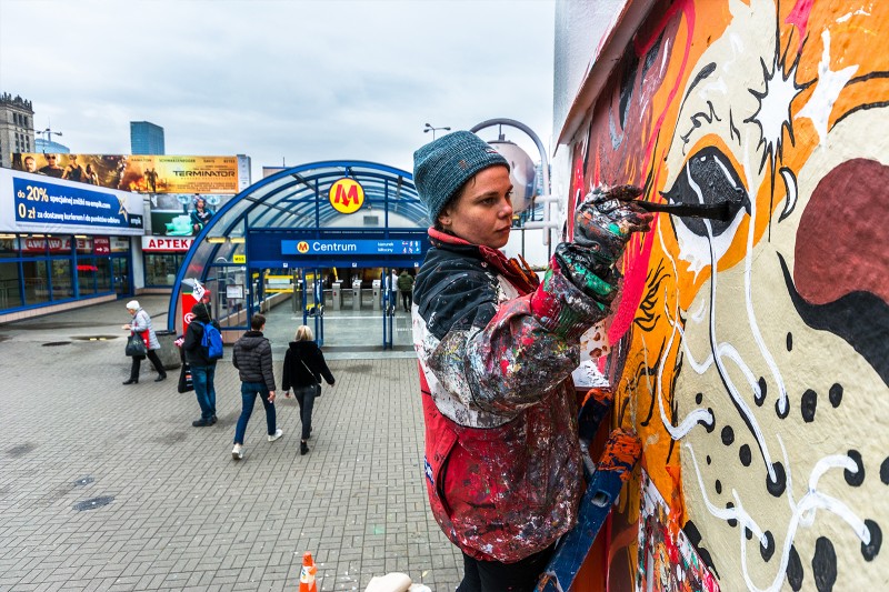Malarka malująca mural Imagination Day przy metrze centrum | Imagination Day Cannes Lions | Portfolio