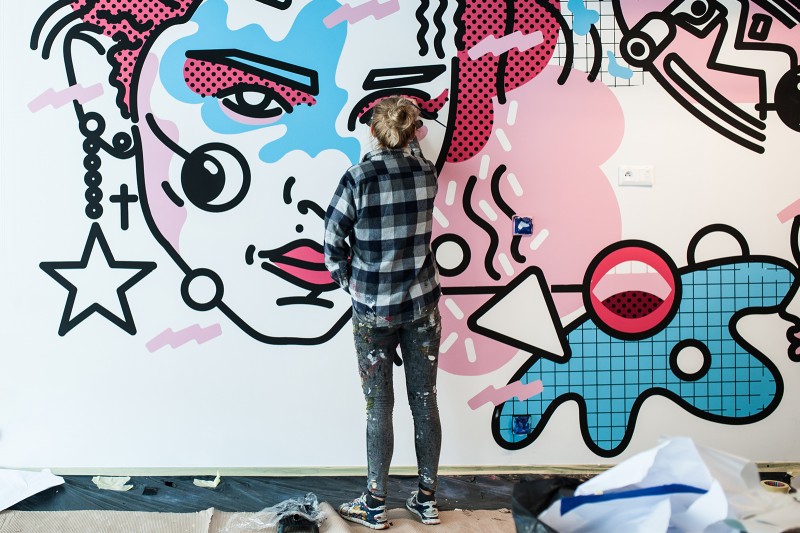 Malarka malująca wall design w warszawskim Viacom.jpg | Przestrzeń biurowa | Portfolio