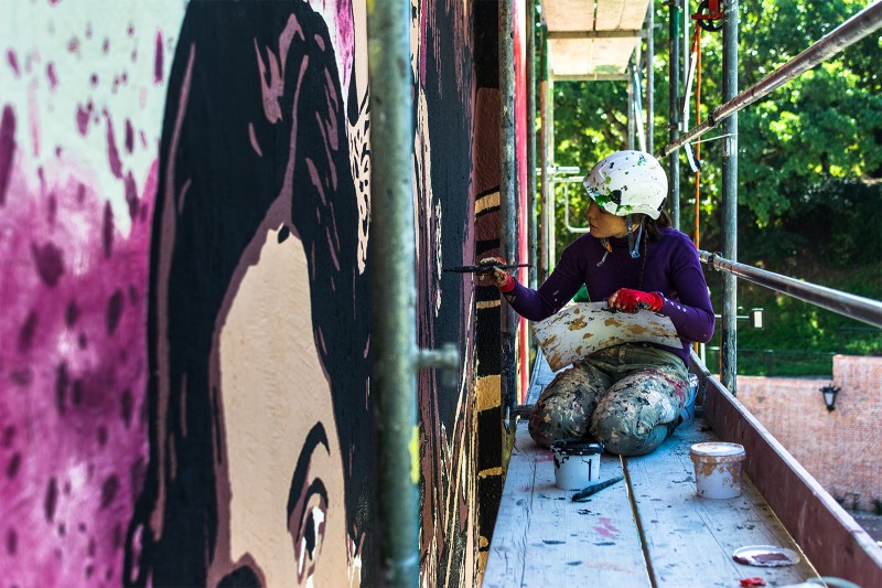 Malarka pracująca przy muralu 
