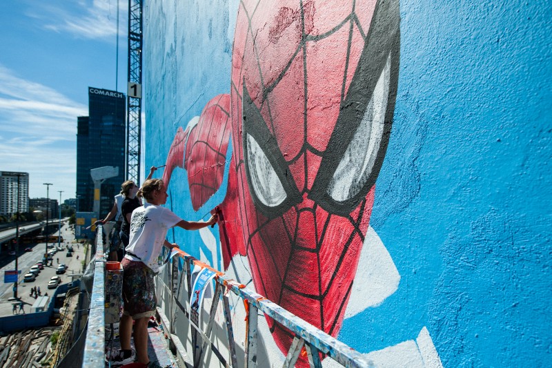 Malarz malujący Spider-Man mural przy ul. Chmielnej.jpg | SPIDER-MAN BE GREATER | Portfolio