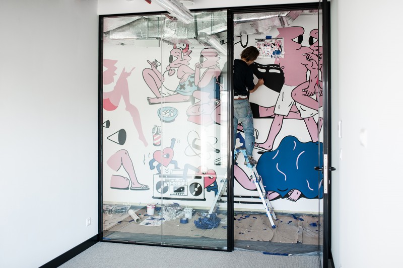 Malarz malujący mural artystyczny w biurowcu w Warszawie.jpg | Przestrzeń biurowa | Portfolio