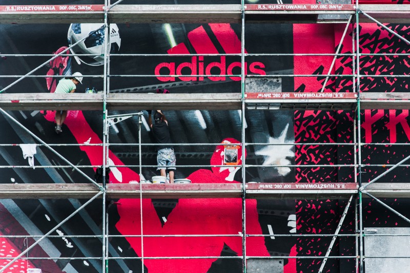 Malarz malujący mural dla Adidas na Powiślu w Warszawie.jpg | Adidas Football | Portfolio