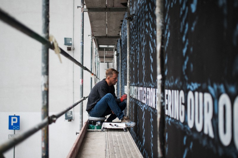 Malarz malujący mural dla Adidasa Warszawa | Adidas Parley | Portfolio