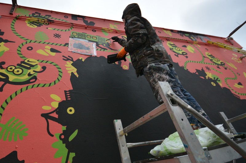 Malarz malujący mural na Nowym Świecie w Warszawie dla Nike Air Max Day 2016 | Jan Kallwejt, Lis Kula oraz Swanski - AirMax Day 2016 | Portfolio
