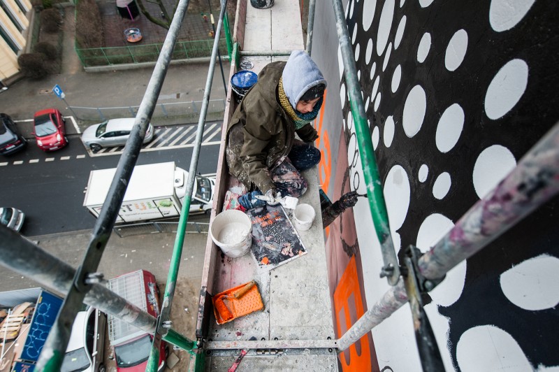 Malarz malujący z rusztowania mural promujący markę Zalando | Ja. Bez ograniczeń | Portfolio