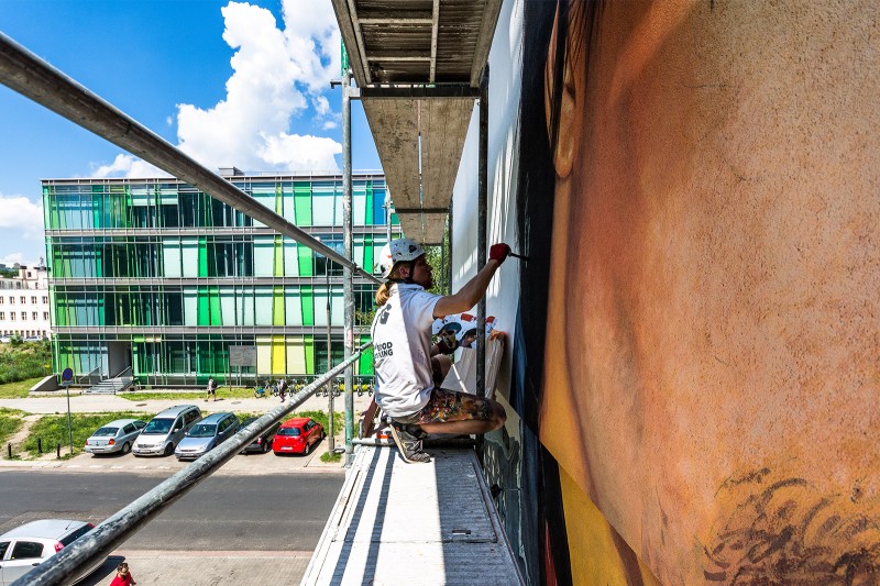 Malarz maluje graffiti na zlecenie Tidal w Warszawie | Tidal x Prince | Portfolio