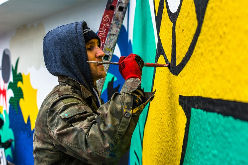 Malarz pracujący przy muralu Imagination Day | Imagination Day Cannes Lions | Portfolio