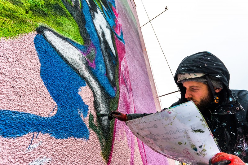 Malarz pracujący przy muralu Schatfer - Audiotele | Schafter - Audiotele | Portfolio