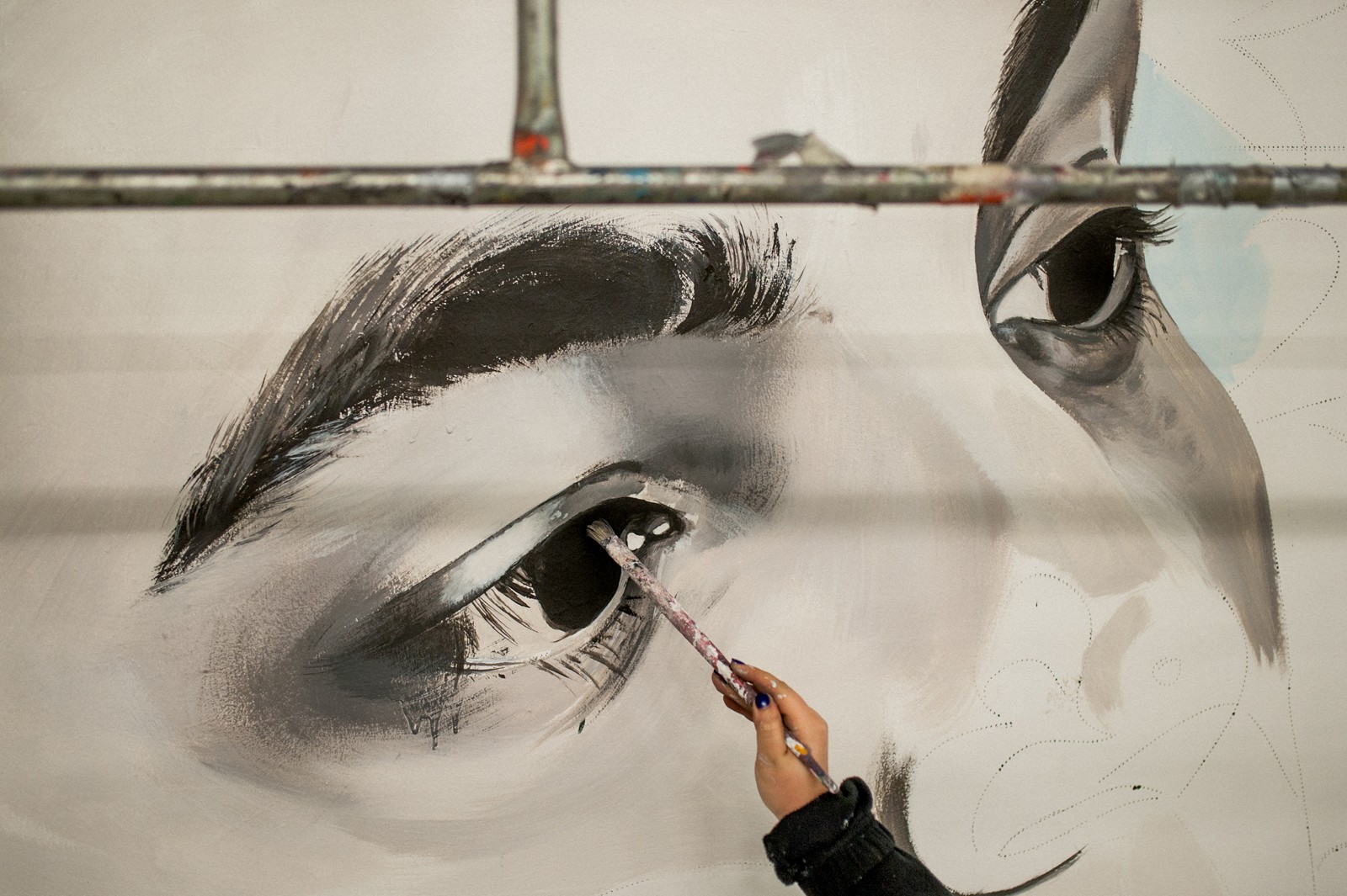 Malarz ręcznie malujący twarz na muralu reklamowym Śródmieście Warszawa PKP | Reebok Club C | Portfolio