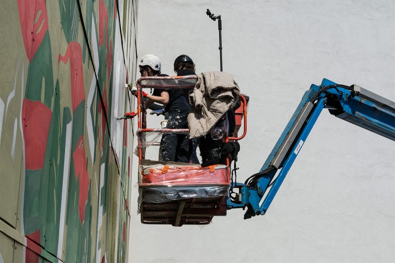 Malarze malują mural Pilsner Urquell ulica Ząbkowska 33 w Warszawie | Original pilsner from Czech Pilsen | Portfolio