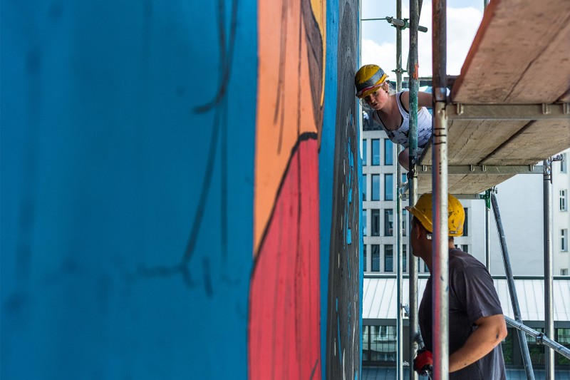 Malarze malują mural na fasadzie budynku ul. Piękna 47 Warszawa | Big Bold | Portfolio