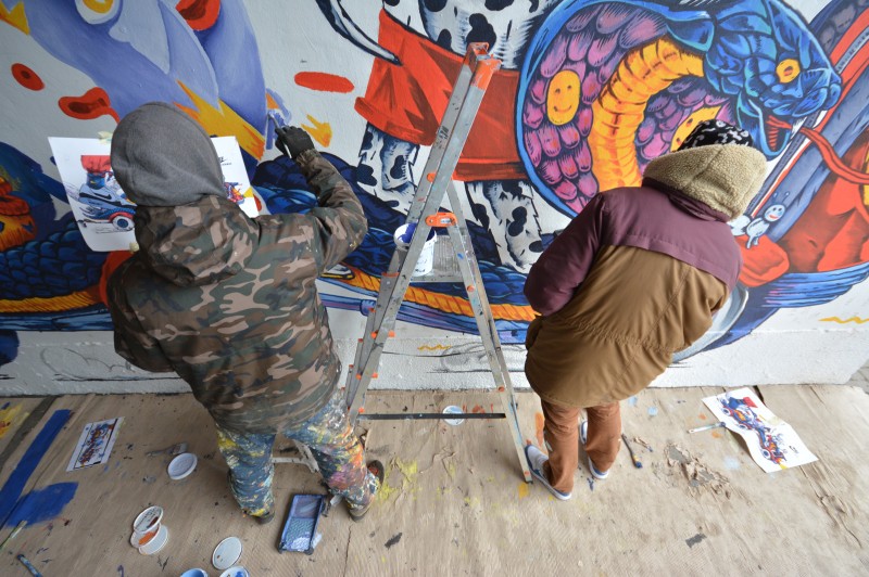 Malarze malujący mural na warszawskich pawilonach na Nowym Świecie z okazji Nike Air Max Day 2016 | Jan Kallwejt, Lis Kula oraz Swanski - AirMax Day 2016 | Portfolio
