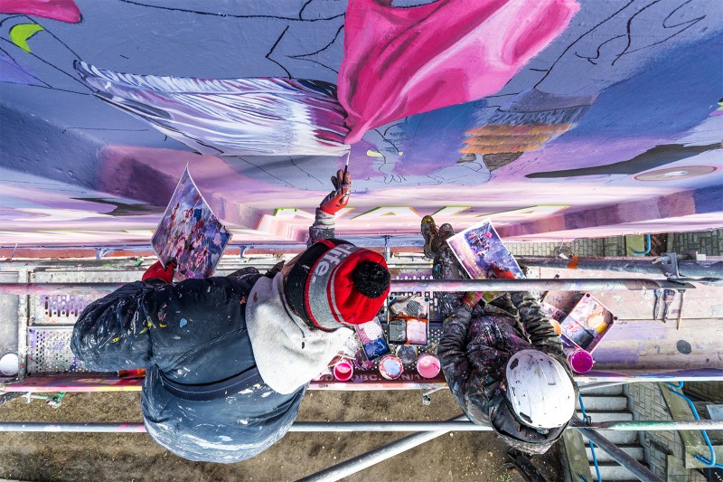 Malarze malujący mural reklamowy dla marki Sloggi w Warszawie | Komfort wyzwala | Portfolio