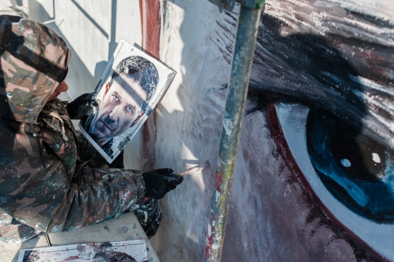 Malarze malujący mural reklamowy przy ulicy Jaworzyńskiej | Pitbull. Ostatni pies | Portfolio