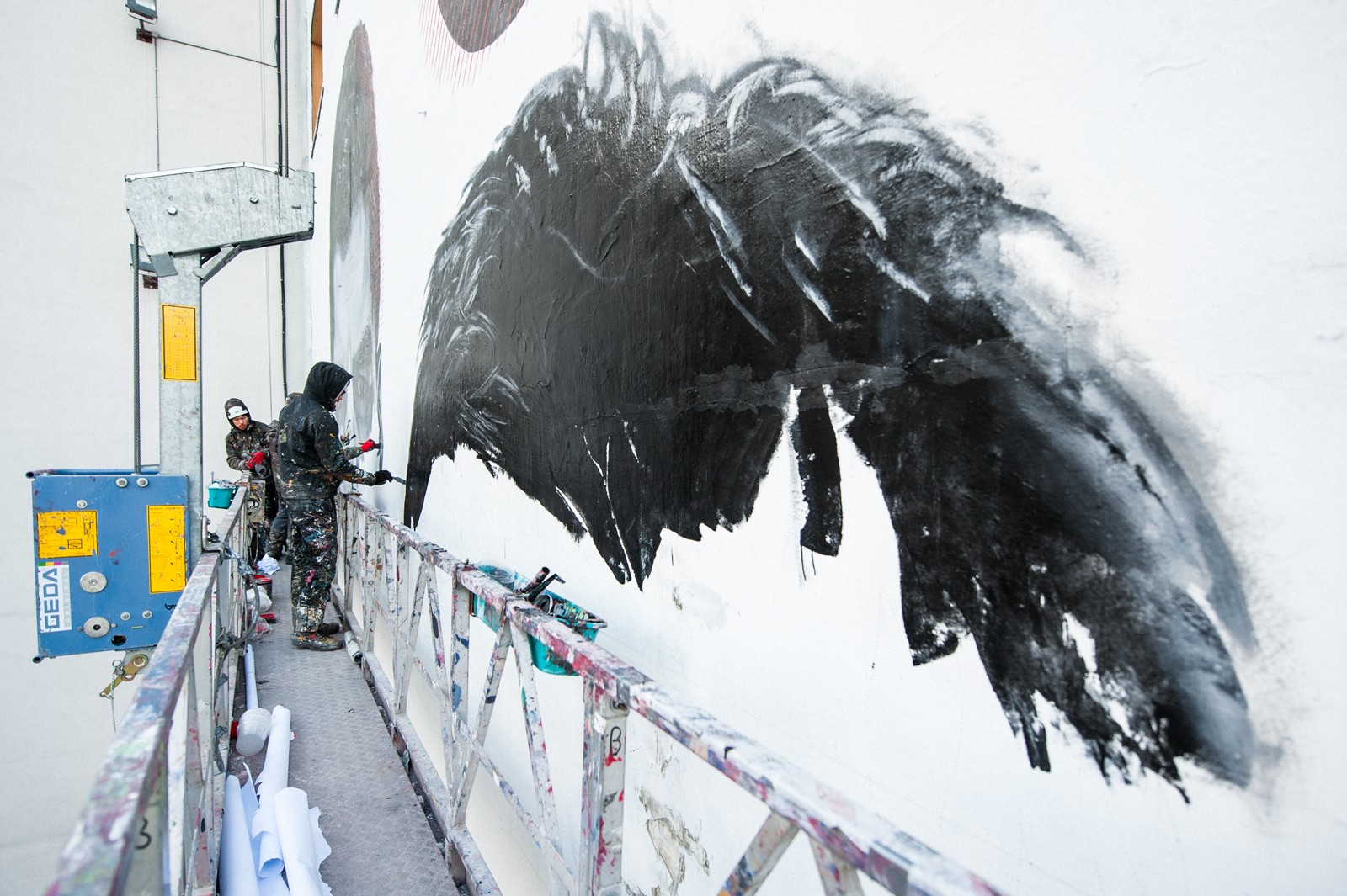 Malarze na rusztowaniu malujący farbami mural reklamowy na ulicy Brackiej | Adidas - Here to Create | Portfolio