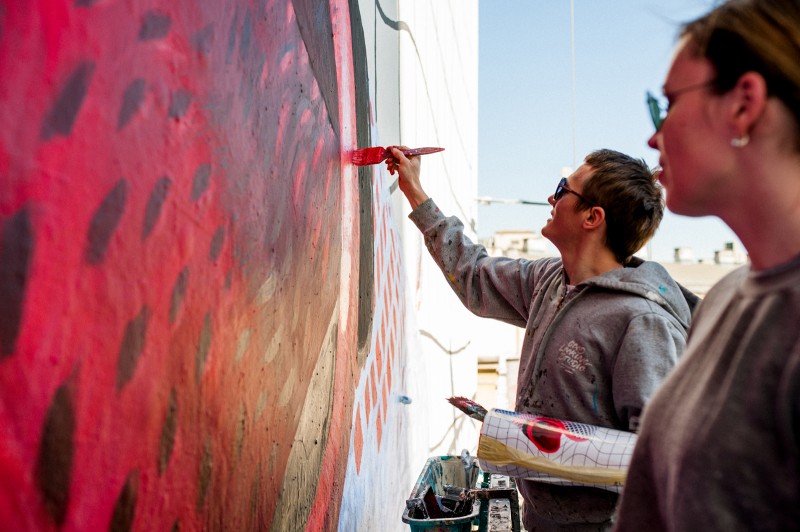 Malarze podczas pracy przy graffiti ściennym Warszawa Śródmieście Bracka  | Adidas Deerupt | Portfolio