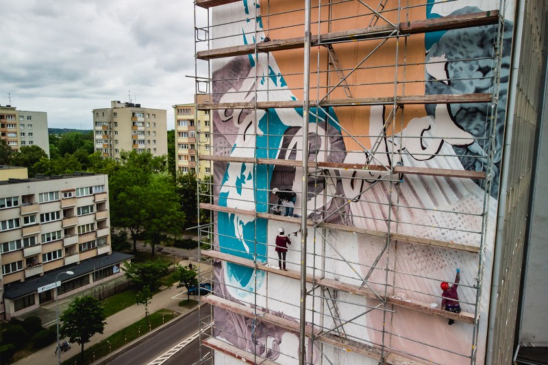 Malarze pracujący na rusztowaniu przu muralu Wyślij Pocztówkę do Babci | Wyślij Pocztówkę Do Babci | Portfolio