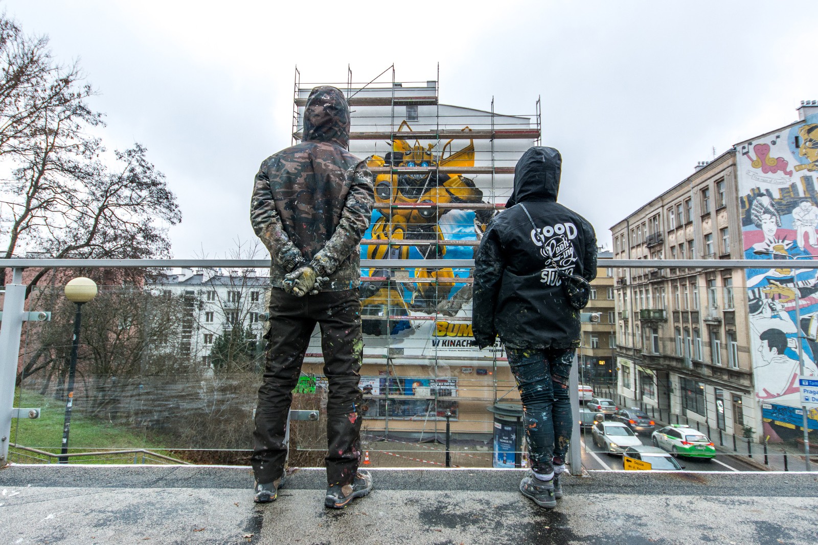 Malarze tworzą mural reklamujący film Bumblebee w Warszawie ul. Tamka 36 | Bumblebee | Portfolio