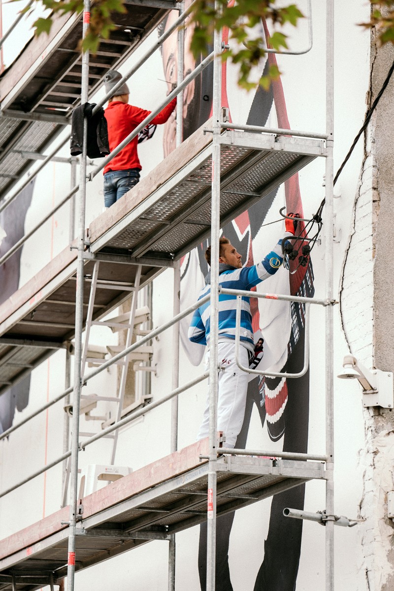 Malarze tworzą mural w Poznaniu dla marki Tommy Hilfiger | TommyXLewis | Portfolio