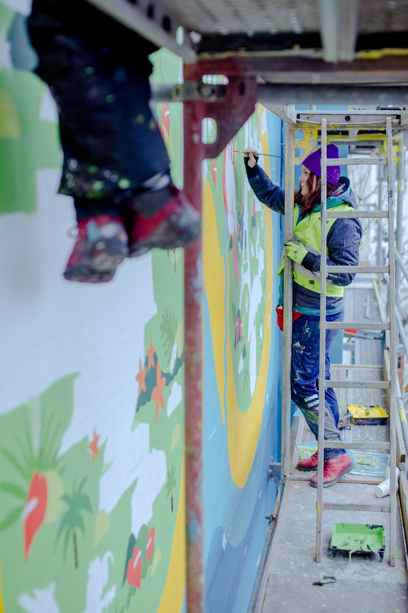 Malowanie muralu komercyjnego z rusztowań w Gdańsku | Kampania dla biura podróży Rainbow | Portfolio