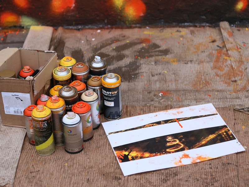 Malowanie muralu przy metrze Centrum | profesjonalne malowanie w Centrum warszawy PGE S.A. | Portfolio
