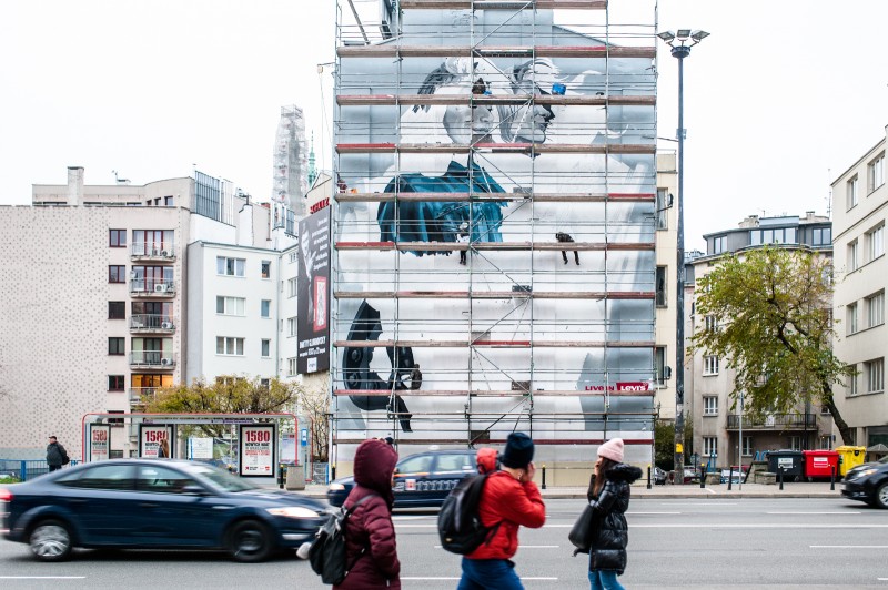 Malowanie muralu reklamowego na ścianie przy metrze Politechnika w Warszawie | 50.URODZINY ORYGINALNEJ DŻINSOWEJ KURTKI | Portfolio