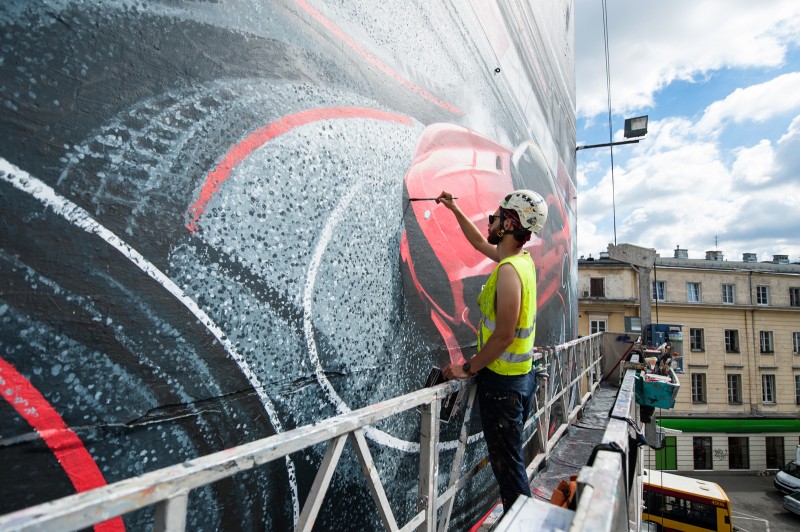 Reczne malowanie muralu reklamowego w Warszawie na ulicy Brackiej 25 na Domu Towarowym Bracia Jabłkowscy dla Mercedes-Benz Polska | Kampania z wykorzystaniem murali na zlecenie Mercedes-Benz Polska | Portfolio