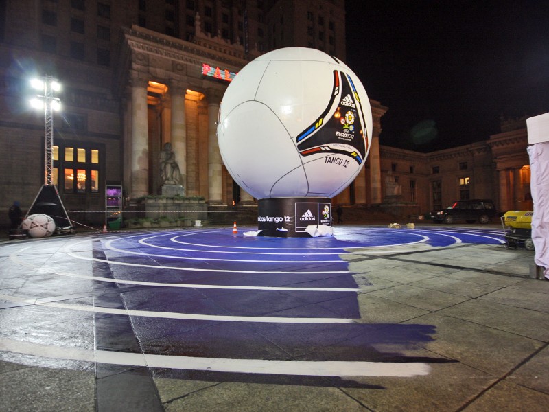 Malowanie piłki Adidas Tango 12 na oficjalną prezentację Euro 2012 w Warszawie | reklamowy projekt specjalny Adidas Tango 12 | Portfolio