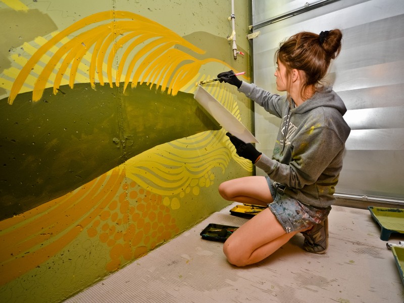 Malowanie powierzchni ściany parkingu podziemnego w Warszawie Powiśle Dynasy | Mural we wnętrzu apartamentowca | Portfolio