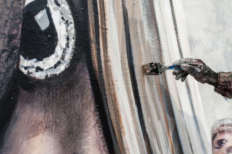 Malowanie za pomoca pędzla i farb muralu reklamowego na zamówienie Ent One na Domie Towarowym Bracia Jabłkowscy | Pitbull. Ostatni pies | Portfolio