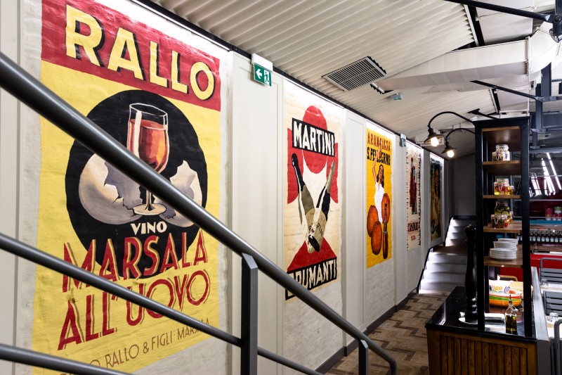 Murals depicting alcohol, wine Marsala i Martini in restaurant OTTO Pompieri | OTTO Pompieri - Cantinetta | Portfolio