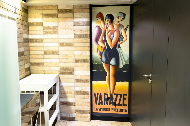 Malowidło Varazze na ścianie w damskiej toalecie w restauracji OTTO Pompieri | OTTO Pompieri - Cantinetta | Portfolio