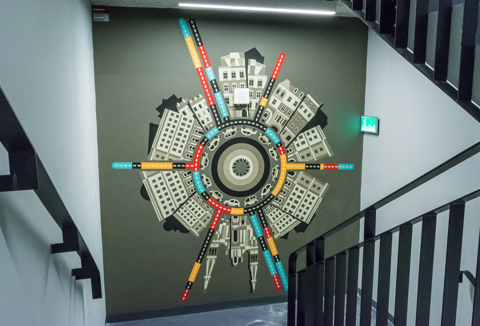 Großflächiges Kunstwerk an der Wand im Bürohaus Q22 im Auftrag von Deloitte | Malowanie na zlecenie Deloitte | Portfolio