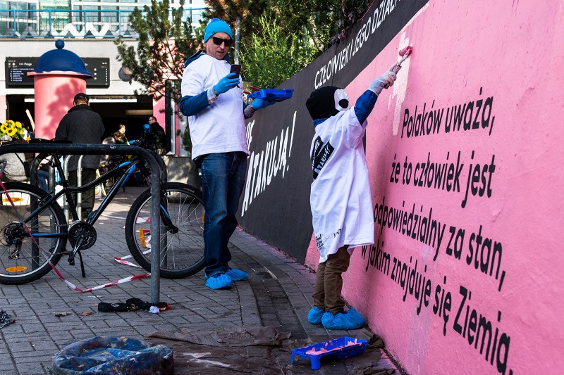 Mieszkańcy pomagający przy pracy nad muralem  | Ziemianie Atakują! | Portfolio