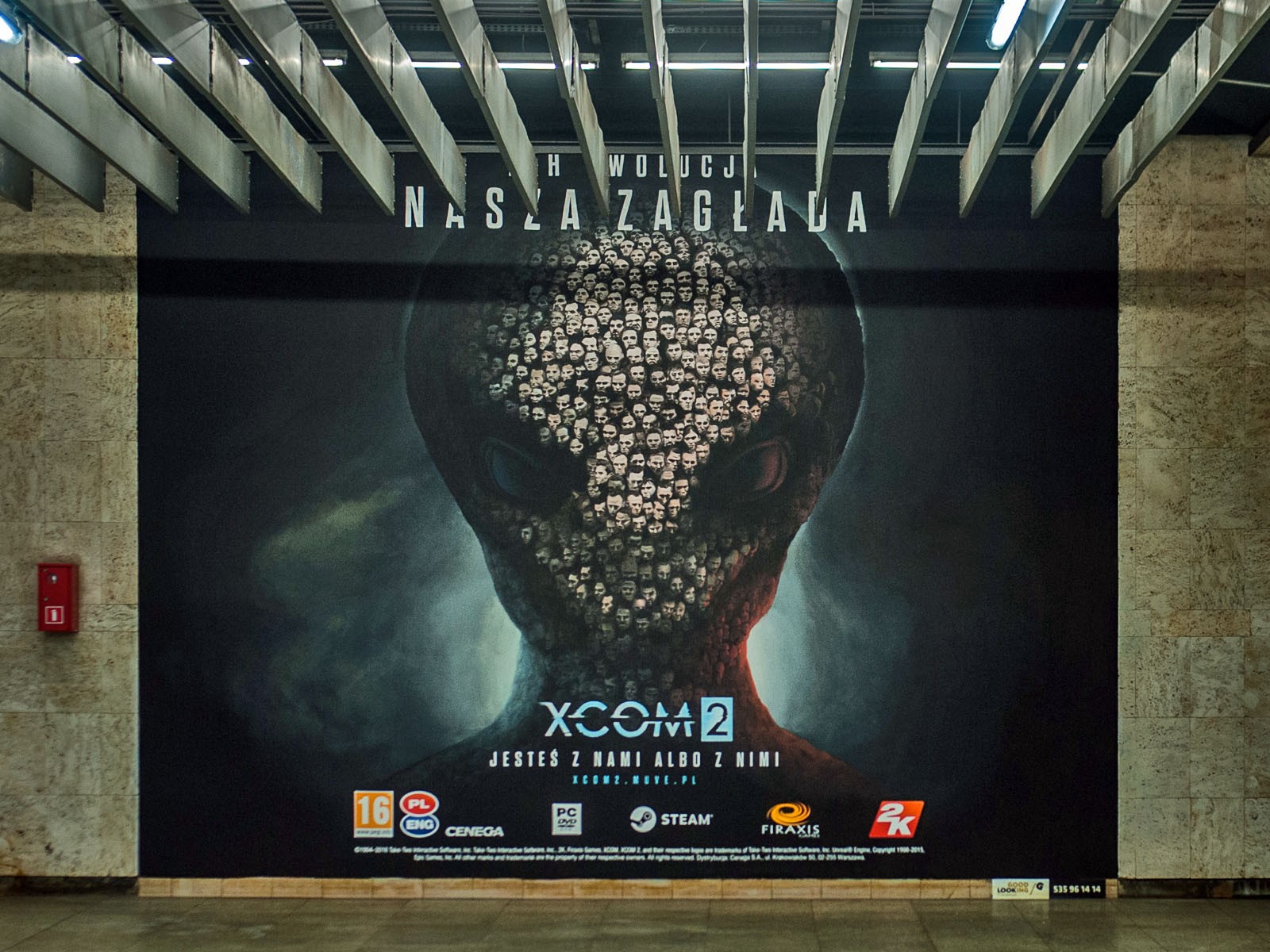 Ein Mural mit dem Spiel XCOM2 im Bahnhof Warszawa Srodmiescie in Warschau | Gra XCOM2 na PKP Śródmieście | Portfolio