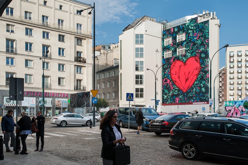 Mural dla marki Absolut zaprojektowany przez Pawła Swanskiego na budynku Dom Towarowy Braci Jabłkowskich | Love Over Hate | Portfolio