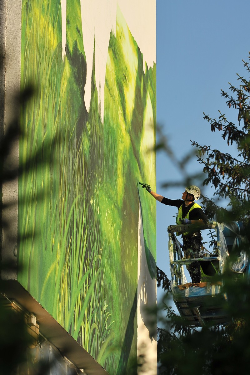 Mural na fabryce producenta Polmos Białystok wytwarzającego wódkę Żubrówkę  | Mural wizerunkowy w Białymstoku na zlecenie Żubrówka | Portfolio