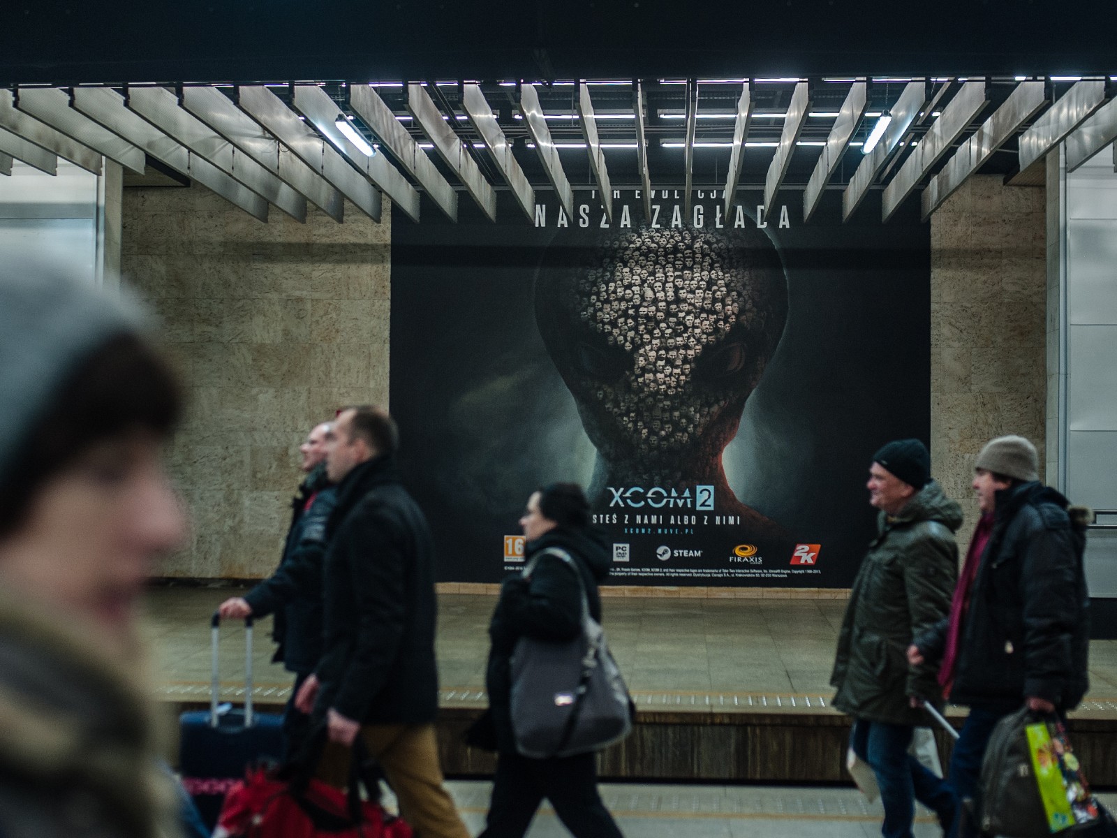 Ein Wandbild im Bahnhof Warszawa Srodmiescie in Warschau zur Premiere des Spiels XCOM2 für CENEGA | Gra XCOM2 na PKP Śródmieście | Portfolio