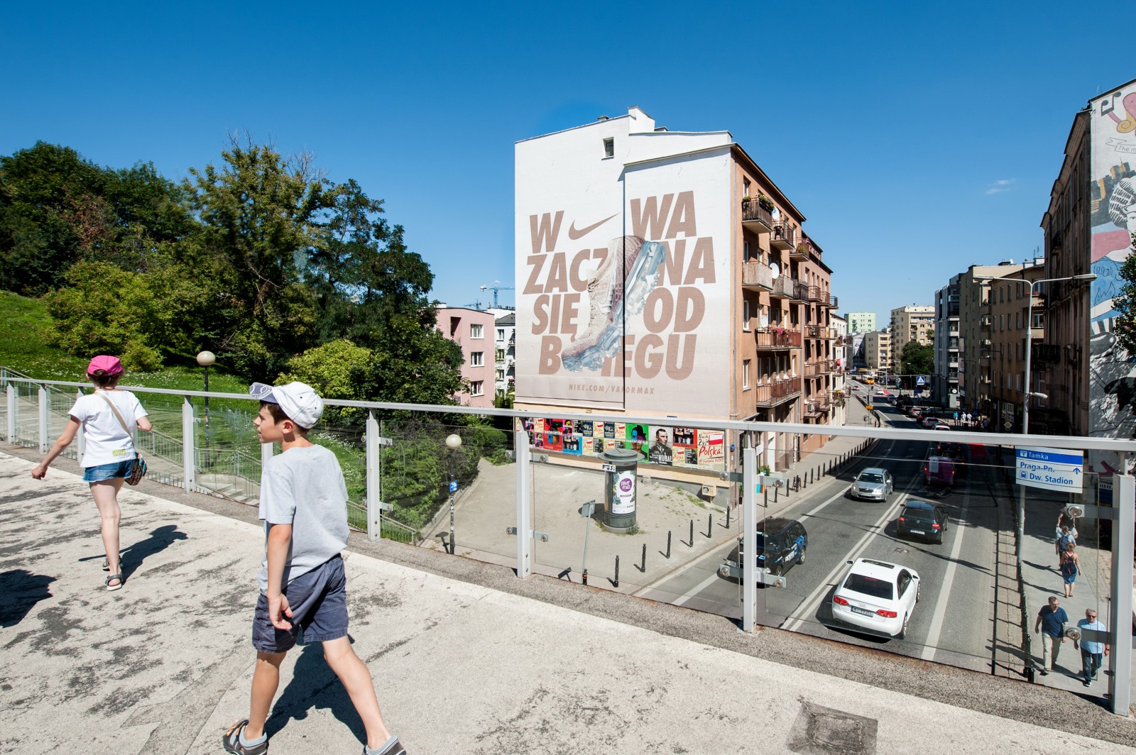 painting advertising mural in Warsaw for nike campaign | Nike Vapormax | Portfolio