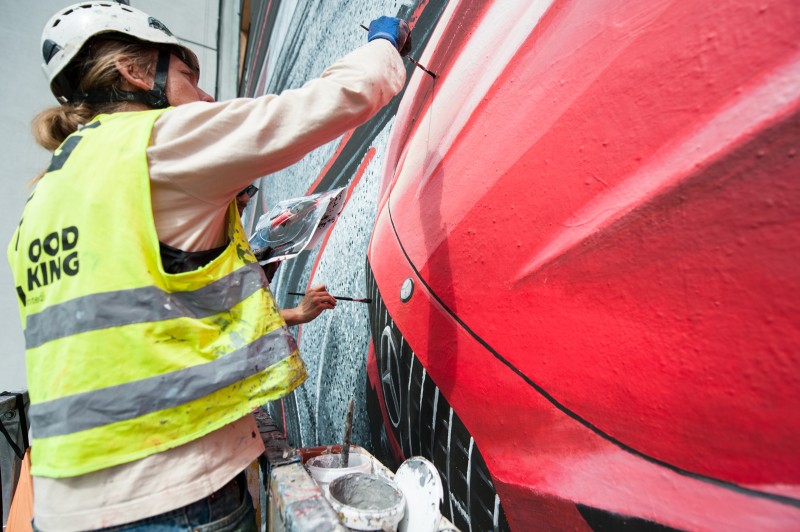 Mural powstający na ścianie w Warszawie przy skrzyżowaniu ulicy Kruczej z ulicą Bracką dla Mercedes Benz Polska | Kampania z wykorzystaniem murali na zlecenie Mercedes-Benz Polska | Portfolio