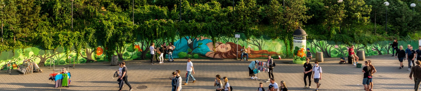 Mural promujący Palmolive w centrum Warszawy | Odrobina natury aby poczuć się w pełni sobą | Portfolio
