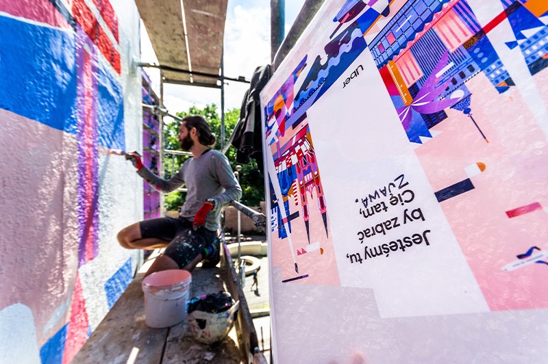 Mural promujący Uber na ulicy Tamka 36 | Jesteśmy tu, by zabrać Cię tam. | Portfolio