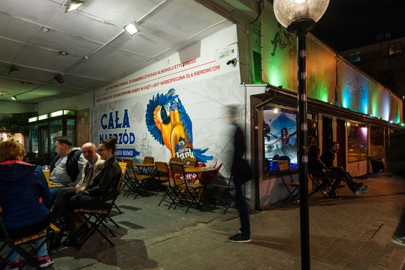 Mural promujący kampanię reklamową Cała naprzód z Captain Jack na warszawskich pawilonach nocą | Cała naprzód z Captain Jack | Portfolio