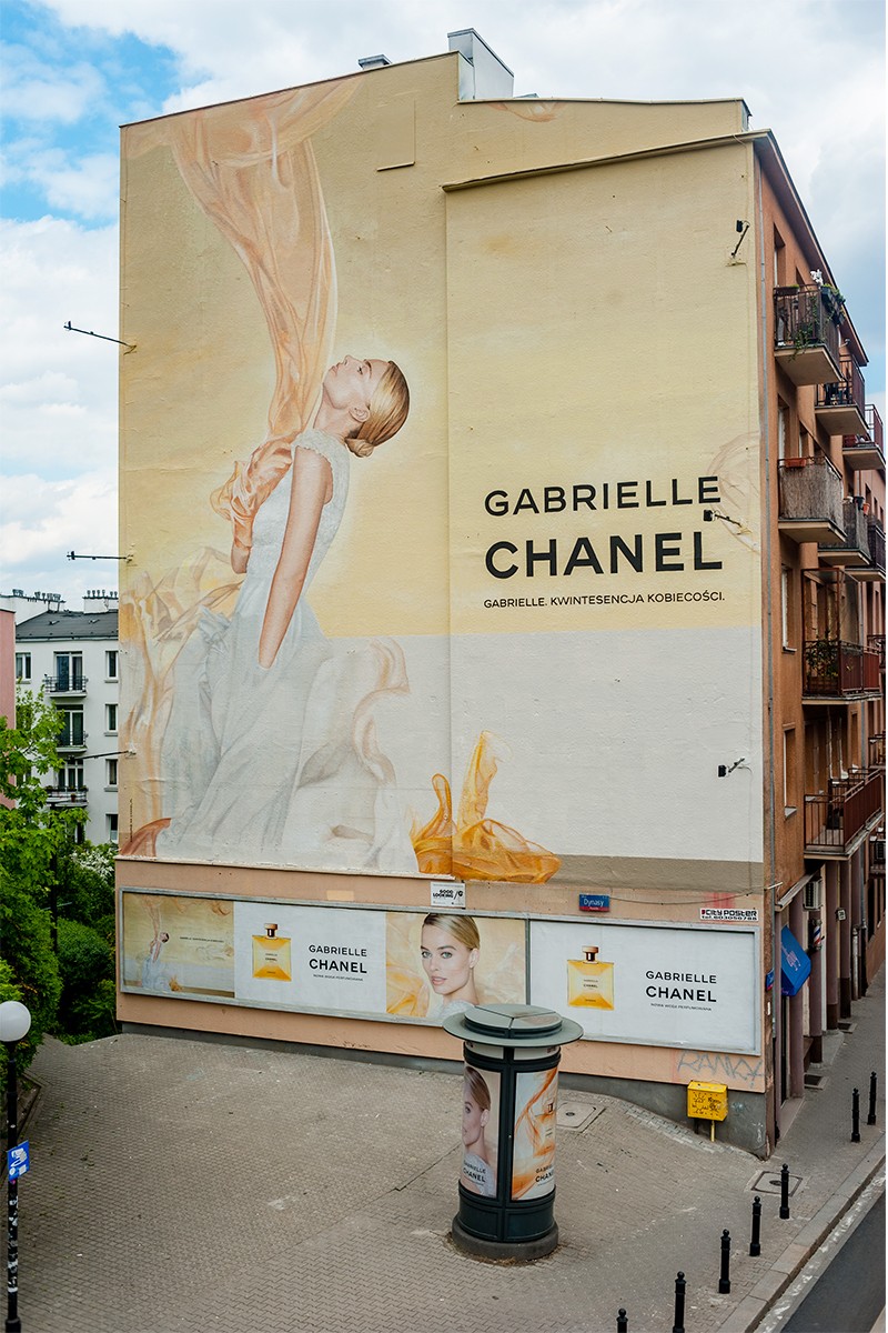 Mural reklamowy Chanel na ulicy Tamka 36 | Gabrielle | Portfolio