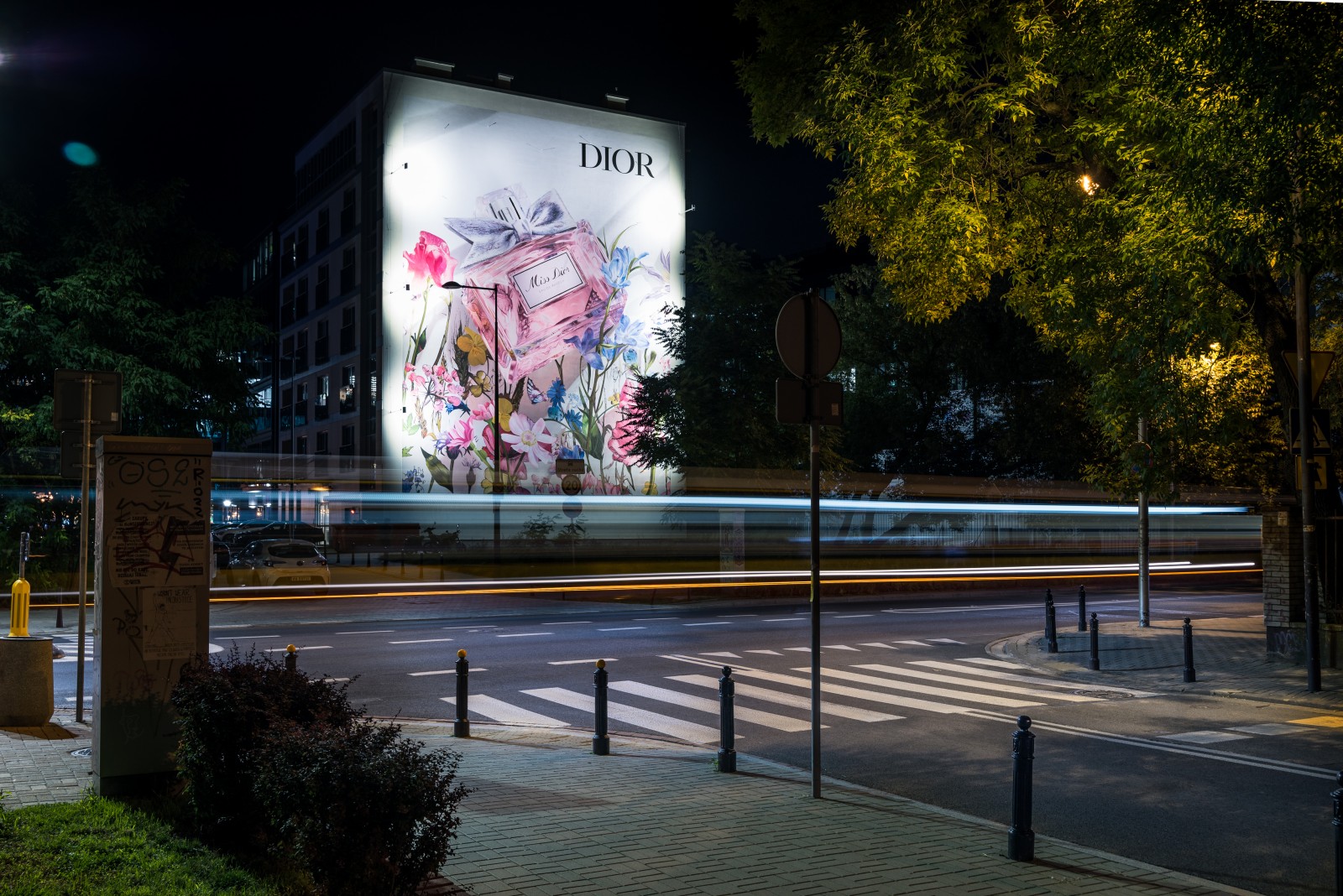 Mural reklamowy Dior w Warszawie | Miss Dior | Portfolio