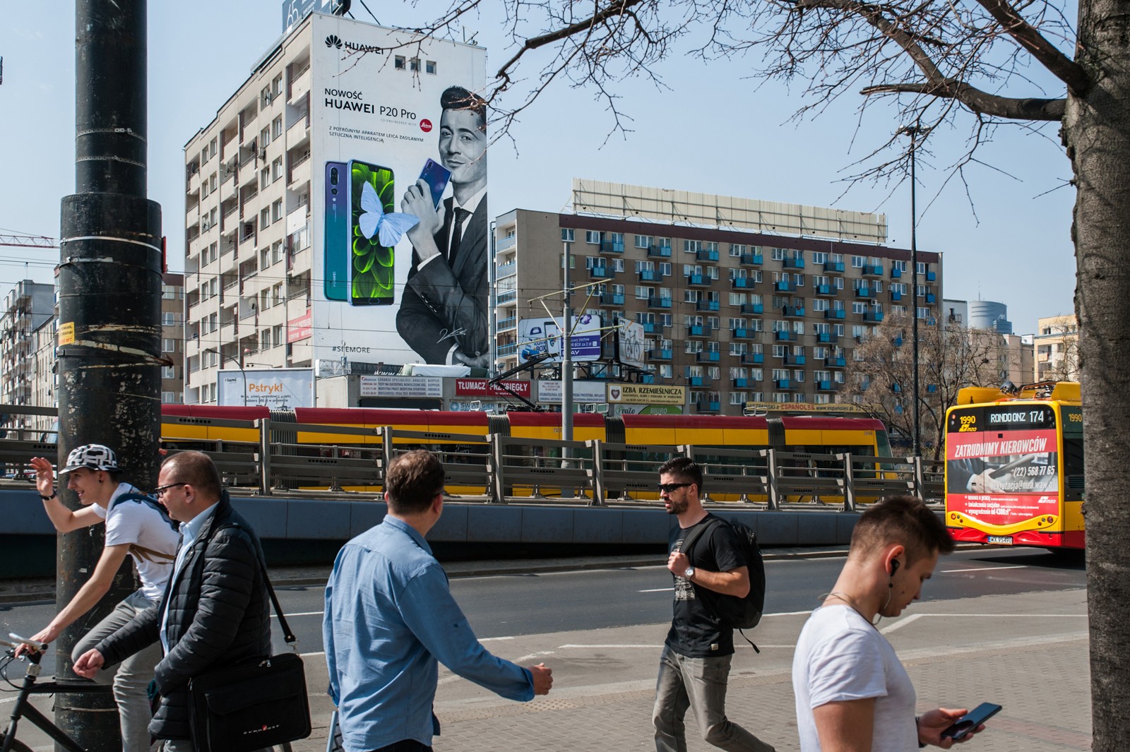 Mural reklamowy Warszawa Centrum z piłkarzem Robertem Lewandowskim na zlecenie Huawei | Huawei P20 pro | Portfolio