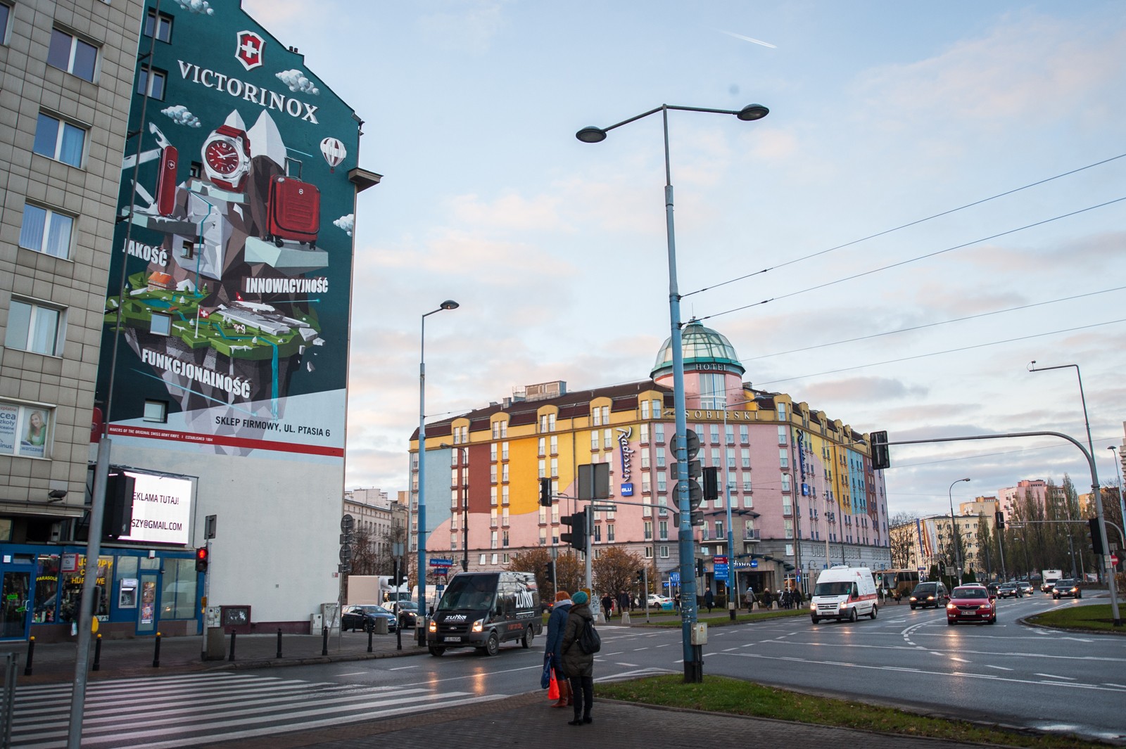 Die Werbefassade für die Firma Victorinox am Gebäude in Raszyńska Straße, in der Nähe von Artur-Zawisza-Platz in Warschau | Victorinox | Portfolio